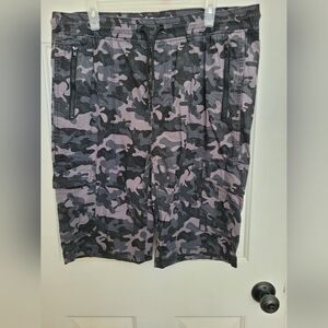 Gently used Men's Akademicks short. Zipper pocket elastic waist. 2XL